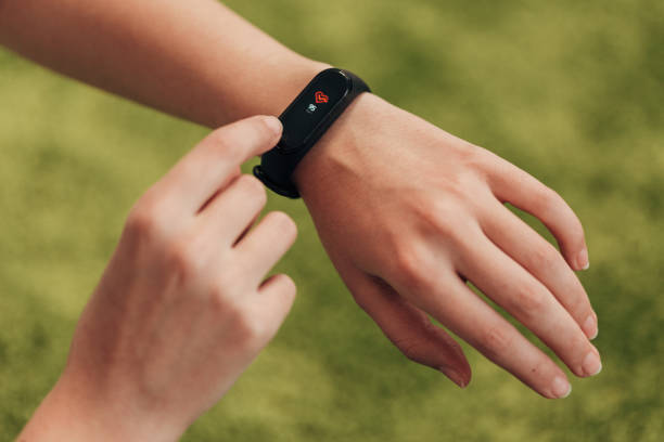 istock Smart watch on the left hand. Measuring heart rate 1357320830