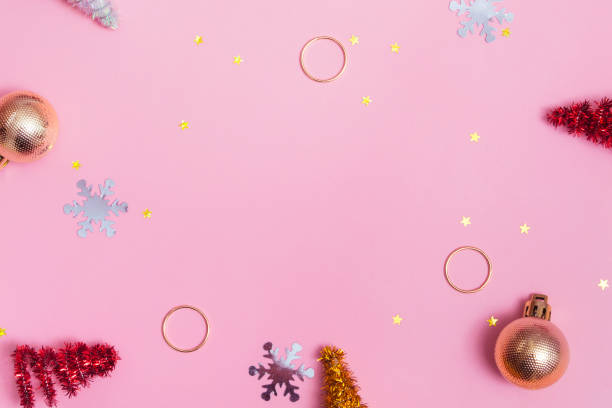 ピンクの背景、コピースペースに新年の装飾とフラットクリスマスモックアップ - christmas card christmas greeting card christmas ornament ストックフォトと画像
