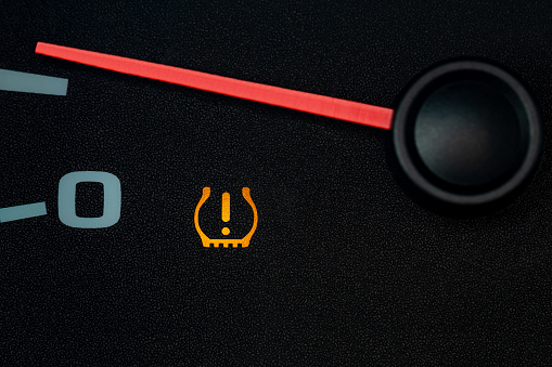 Luz de advertencia de baja presión de neumáticos del automóvil. Concepto de reparación, mantenimiento y seguridad en climas fríos de vehículos. photo