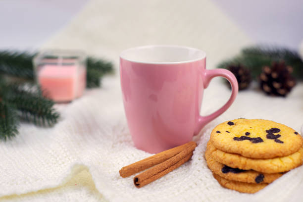 eine tasse heißen kaffee oder tee in weihnachtlicher atmosphäre - coffee bean coffee flower ribbon stock-fotos und bilder