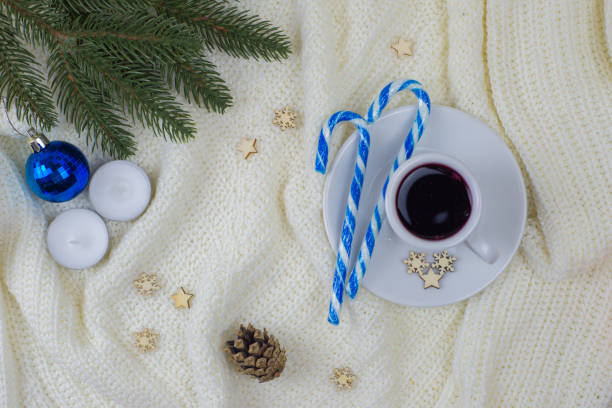 eine tasse heißen kaffee oder tee in weihnachtlicher atmosphäre - coffee bean coffee flower ribbon stock-fotos und bilder