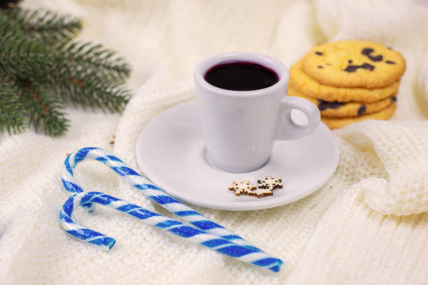 eine tasse heißen kaffee oder tee in weihnachtlicher atmosphäre - coffee bean coffee flower ribbon stock-fotos und bilder