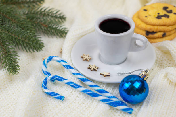 чашечка горячего кофе или чая в рождественской атмосфере - coffee bean coffee flower ribbon стоковые фото и изображения