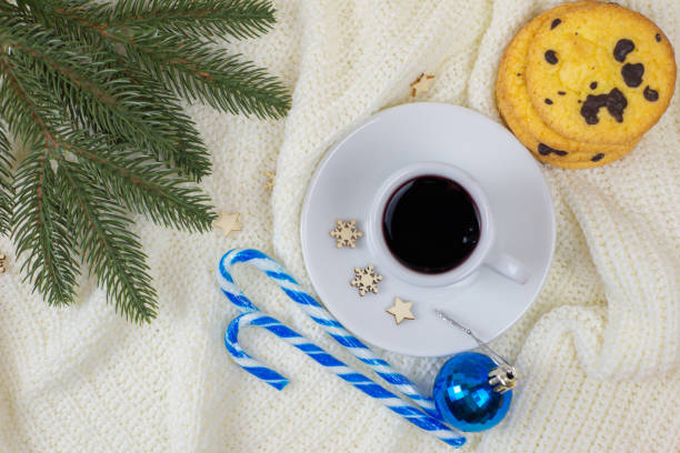 una taza de café o té caliente en un ambiente navideño - coffee bean coffee flower ribbon fotografías e imágenes de stock