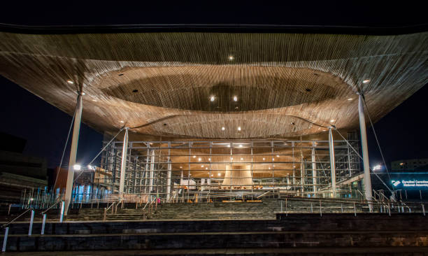 senedd, budynek walijskiego zgromadzenia narodowego, zapala się wieczorem. - cardiff wales bay uk zdjęcia i obrazy z banku zdjęć