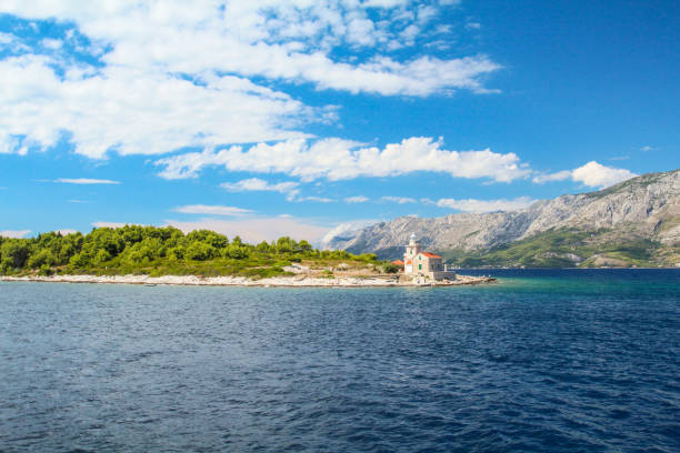 malowniczy dalmatyński krajobraz z latarni morskiej sucuraj - makarska riviera zdjęcia i obrazy z banku zdjęć