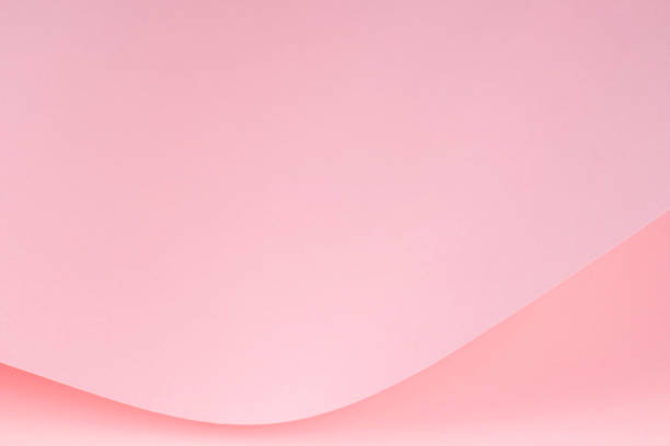 vague abstraite de papier rose pastel. papier incurvé géométrique créatif avec lumière et ombres. arrière-plan monochrome abstrait avec espace de copie - fond rose photos et images de collection