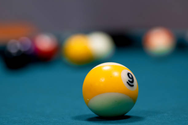 kilka strzałów podczas gry w bilard z przyjaciółmi - pool game snooker pub sport zdjęcia i obrazy z banku zdjęć
