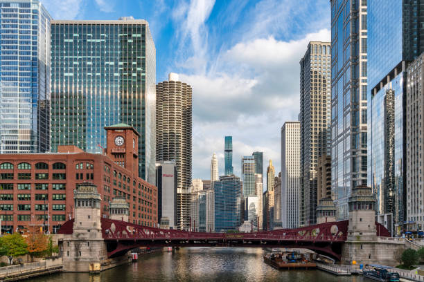 시카고 강을 따라 시카고 건축 - chicago illinois chicago river bridge 뉴스 사진 이미지