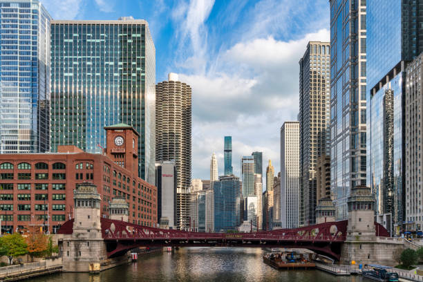 architektura chicago wzdłuż rzeki chicago - chicago illinois chicago river bridge zdjęcia i obrazy z banku zdjęć