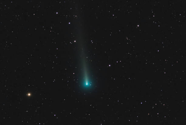 komet leonard c / 2021 a1 fotografiert am 4. dezember 2021 - komet stock-fotos und bilder