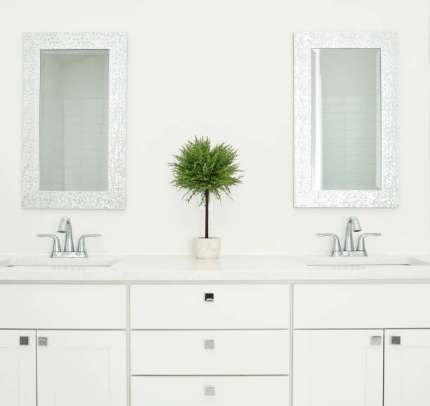 современная ярко-белая ванная комната с двойной раковиной и зеркалами - double lane стоковые фото и изображения