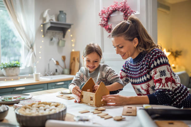 tradición navideña - christmas child cookie table fotografías e imágenes de stock