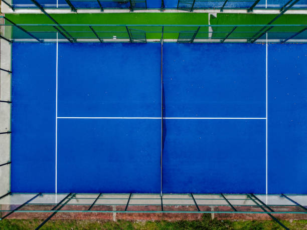 overhead view of a paddle tennis court from a drone - padel stockfoto's en -beelden