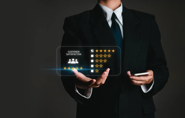 business man holding phone in customer satisfaction survey concept Users rate the service experience on the online application. Customers can assess the quality of service leading to business reputation rankings. hombre de negocios sosteniendo el teléfono en el concepto de encuesta de satisfacción del cliente los usuarios califican la experiencia de servicio en la aplicación en línea. los clientes pueden evaluar la calidad del servicio que conduce a clasificaci