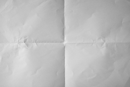 Papel blanco desigual doblado en fondo de cuatro fracciones photo