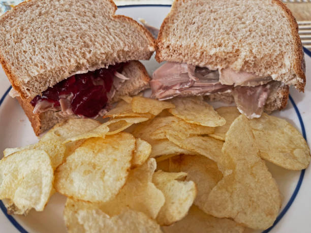 sandwich di tacchino freddo con patatine fritte - sandwich turkey potato chip plate foto e immagini stock