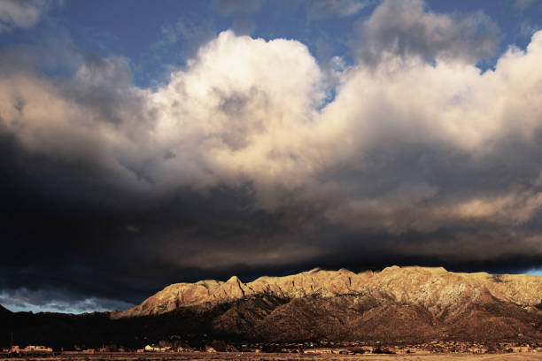 кучевые облака над горами сандия - moody sky dark saturated color extreme terrain стоковые фото и изображения