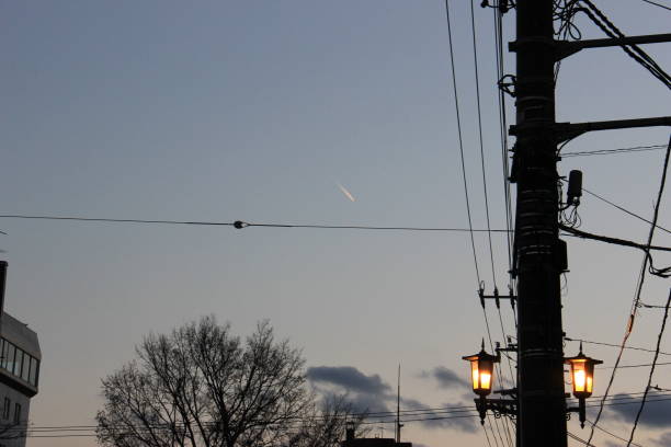 kondensstreifen leuchten am dämmerungshimmel - vapor trail sky night sunset stock-fotos und bilder