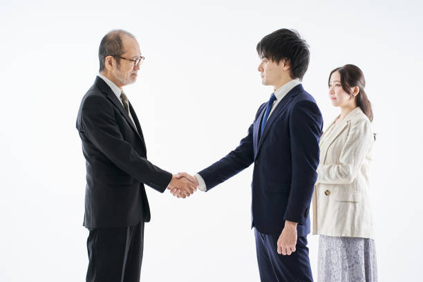 homme d’affaires asiatique serrant la main sur fond blanc - coalition businessman business handshake photos et images de collection