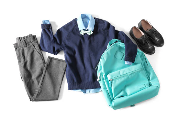 elegante uniforme escolar para niño y mochila sobre fondo blanco, vista superior - uniforme de colegio fotografías e imágenes de stock