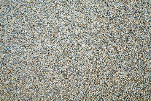 Detalle de primer plano y superficie de piedra de guijarros de grava y pequeña roca de granito photo