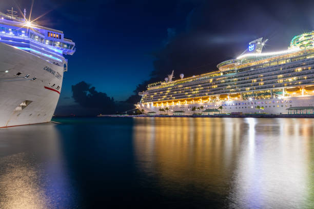 piękne ujęcie statku wycieczkowego mariner of the seas opuszczającego prince george wharf w nocy i pozostawiającego odbicia na wodzie. karnawałowa wolność na pierwszym planie - royal caribbean cruise lines zdjęcia i obrazy z banku zdjęć