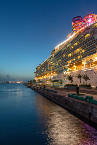 ujęcie mariner of the seas w prince george wharf o zachodzie słońca. niebieska godzina. wspaniałe odbicia światła w wodzie na pierwszym planie. czyste błękitne niebo w tle - royal caribbean cruise lines zdjęcia i obrazy z banku zdjęć