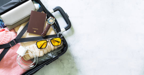bagages et voyages, costumes équipement de voyage. passeport, valise, lunettes de soleil, frais de carte de voyage préparés pour le voyage, chargeur de téléphone - pull cart photos et images de collection