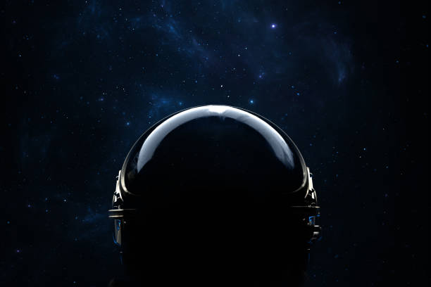 il casco dell'astronauta è un riflesso di stelle e galassie. esplorazione spaziale, un astronauta alza lo sguardo nello spazio. rendering 3d - astronaut space helmet space helmet foto e immagini stock