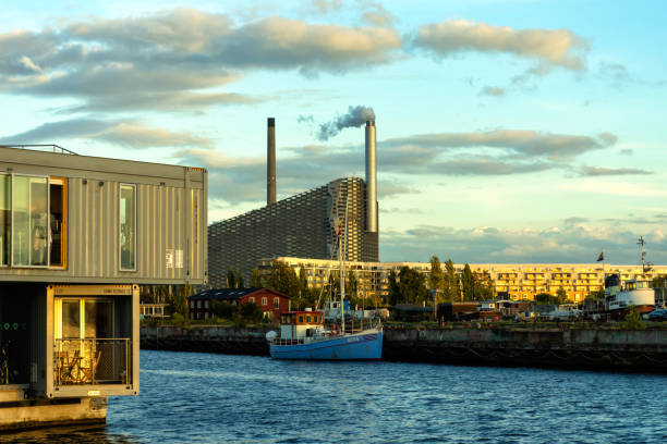 bela vista no pôr do sol da fábrica de amager bakke com pista de esqui no telhado em copenhague, dinamarca. vistas. - amager - fotografias e filmes do acervo