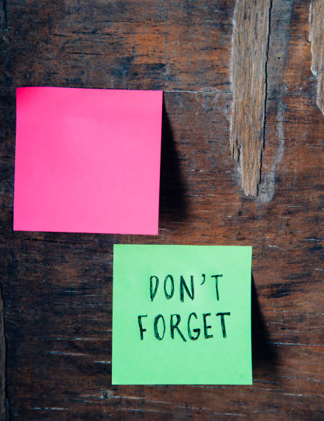 istock Don't forget written sticker on pineboard. 1357440412