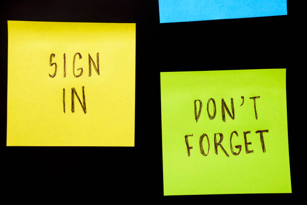 istock Don't forget written and sign in sticker on pineboard. 1357440502