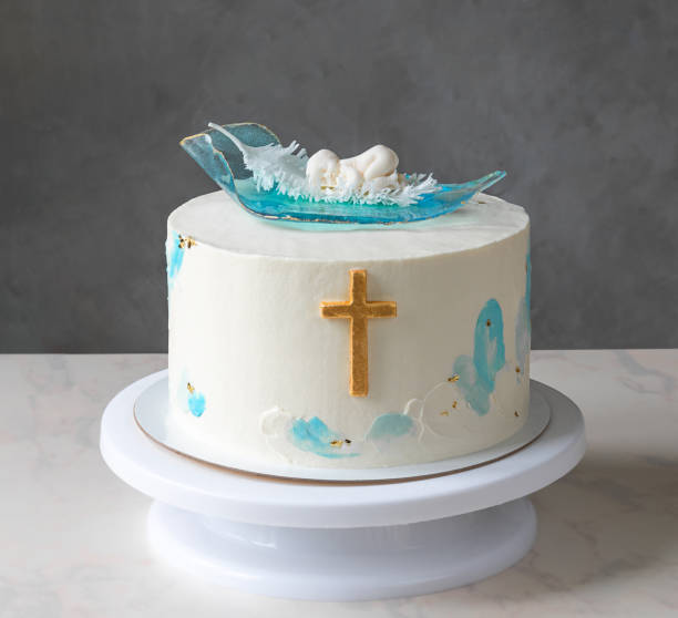 pastel para el bautismo de un niño. pequeña decoración de pastel de chocolate para bebés y cruz dorada - pastel de primera comunión fotografías e imágenes de stock