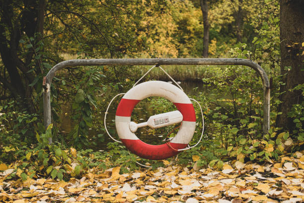 boia de vida no lago - life jacket life belt buoy float - fotografias e filmes do acervo