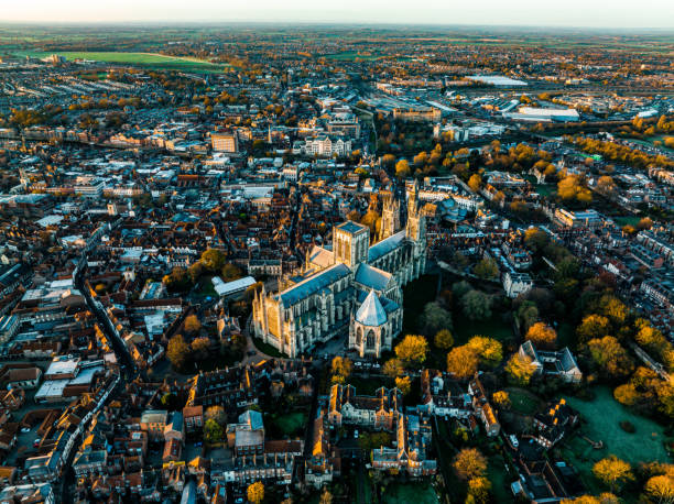 york minster cathederal (cathedral and metropolitical church of saint peter in york), city of york, england uk - york england england minster middle ages imagens e fotografias de stock