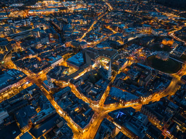 luftaufnahme der innenstadt von york bei nacht - flugzeugperspektive stock-fotos und bilder