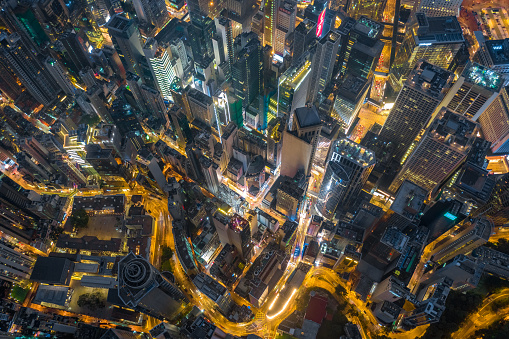 Vista aérea superior del distrito de negocios de Hong Kong por la noche. photo