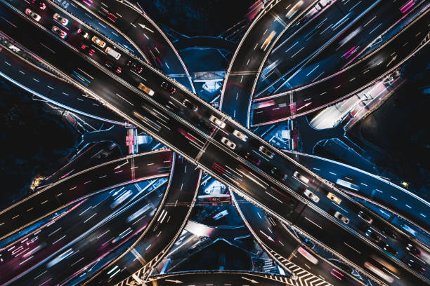 vue du point de vue du drone sur le viaduc et la circulation urbaine la nuit - lighting equipment night traffic highway photos et images de collection