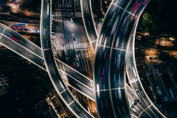 夜間の陸橋と都市交通のドローンポイントビュー - aerial view shanghai technology multiple lane highway ストックフォトと画像