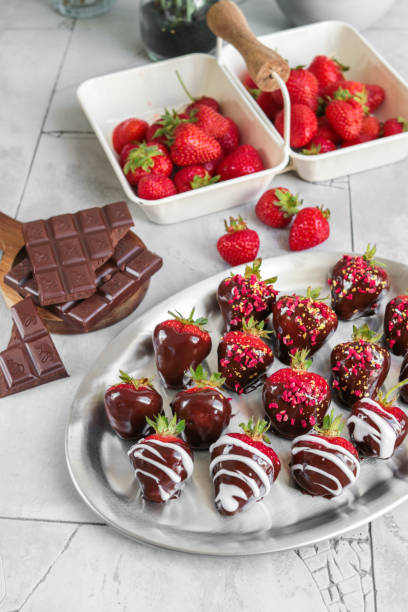 fragole immerse nel cioccolato per dessert romantico - chocolate dipped foto e immagini stock