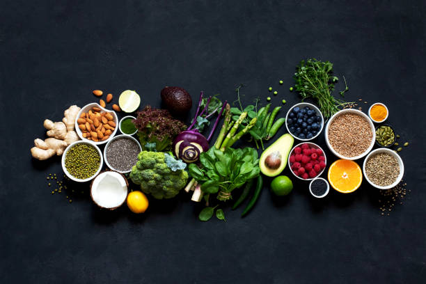 ekologiczne warzywa i owoce na czarnym tle są ułożone według koloru. - oatmeal organic ingredient blueberry zdjęcia i obrazy z banku zdjęć