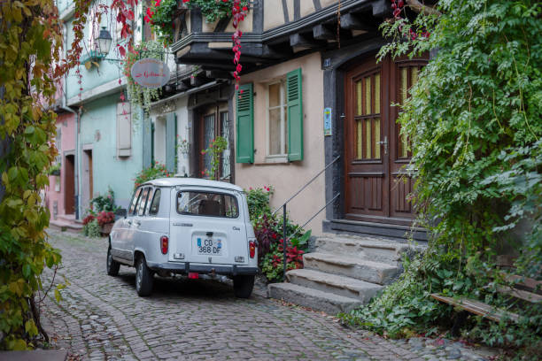 coche renault vintage aparcado en la calle - restore ancient ways fotografías e imágenes de stock
