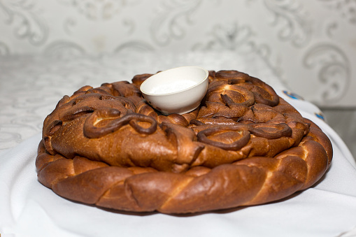 https://media.istockphoto.com/id/1357465956/photo/beautiful-wedding-bread-loaf-with-salt-wedding-tradition-of-slavic-peoples.jpg?b=1&s=170667a&w=0&k=20&c=7xmCdwPj4US6Tkb3bEGmYlHW2nalqNRKuB6h3qHVmTQ=