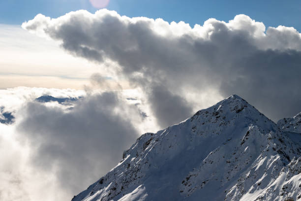 スイス・グラウブンデン州のヴァイスフルホーホ山頂から観測された雪山の頂上 - weissfluhjoch ストックフォトと画像