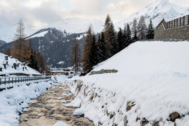 zimowy krajobraz w kantonie graubunden, szwajcaria - travel destinations davos river nature zdjęcia i obrazy z banku zdjęć