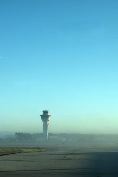 航空管制塔によって遅れた霧の天候旅行の空港とジェット機 - air traffic control tower airport runway air travel ストックフォトと画像