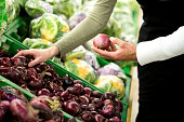nahaufnahme-einer-jungen-frau-die-zwiebel-auf-dem-korb-im-supermarkt-von-hand-aufhebt.jpg?b=1&s=170x170&k=20&c=uliOk5ygwBvKCtq7QOzU4vSq3e0aJ5G13vqcgZs9zKs=
