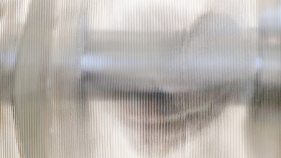 cerrar la pared de lámina de policarbonato con iluminación para partición interior. textura de lámina de policarbonato de vidrio escarchado. material transparente llamado superficie de vidrio corrugado. photo