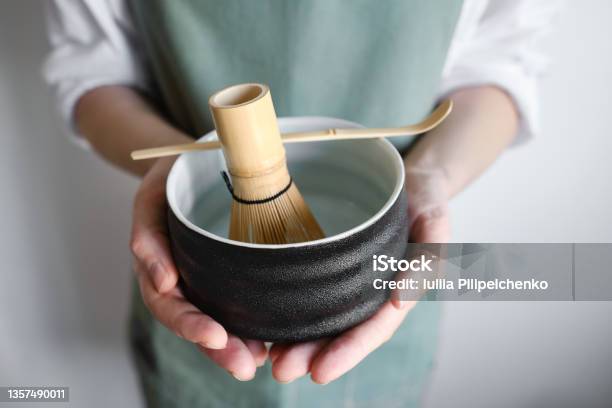 バリスタの女の子の手の中でマッチのための伝統的な楽器。茶尺、竹製シャベル、竹の泡立て器、チャバン、抹茶ボウル。抹茶を飲む時間